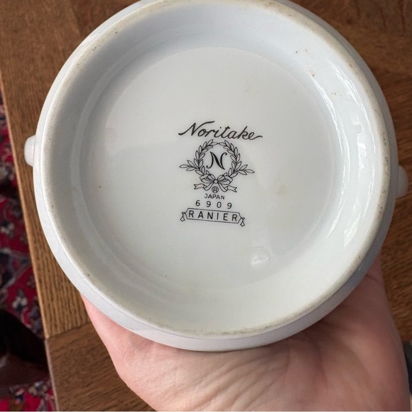 Noritake Ranier Pattern Sugar Bowl White and Platinum - Picture 5 of 5